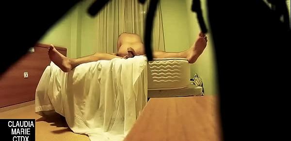  Oculta una cámara para grabar a la gorda mientras tiene sexo oral con él